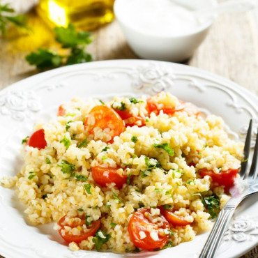 photo d'une salade de boulgour et de légumes de printemps