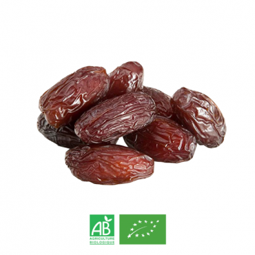 Le mot “datte” vient du grec ancien “dáktylos” qui signifie “doigt”. Tu l’auras sûrement compris, le nom de cet aliment provient tout simplement de la forme du fruit ! Outre cette étymologie très pragmatique, le palmier-dattier a longtemps été utile aux hommes non seulement comme nourriture mais aussi pour fabriquer des meubles. 